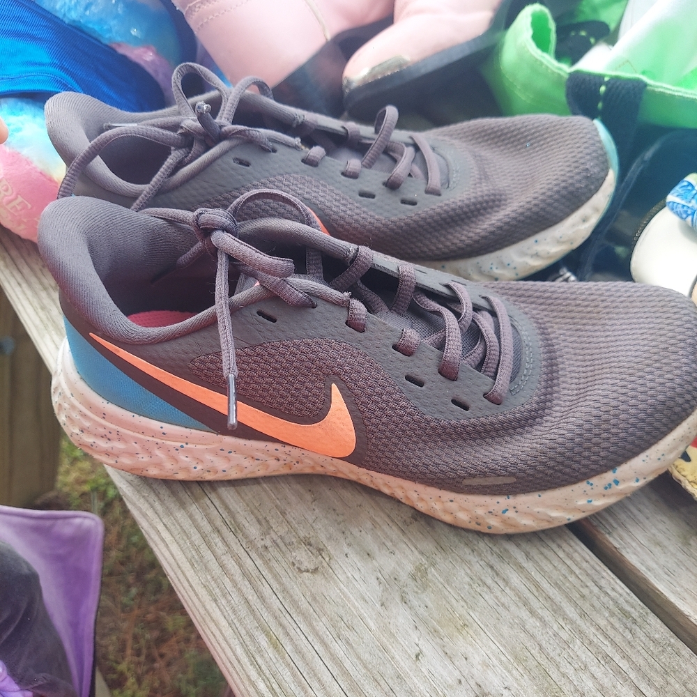 Womens size 8.5 nike shoes